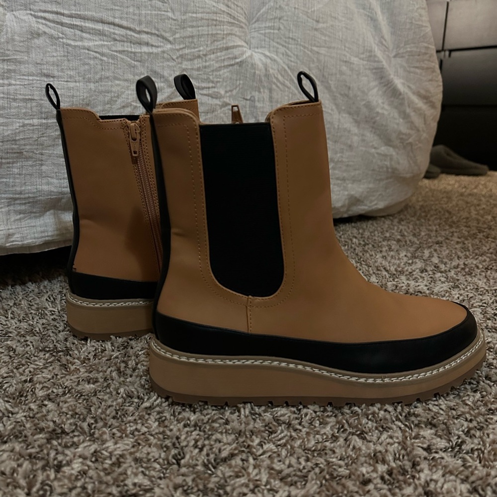 Universal Thread Tan and Black Ankle Booties